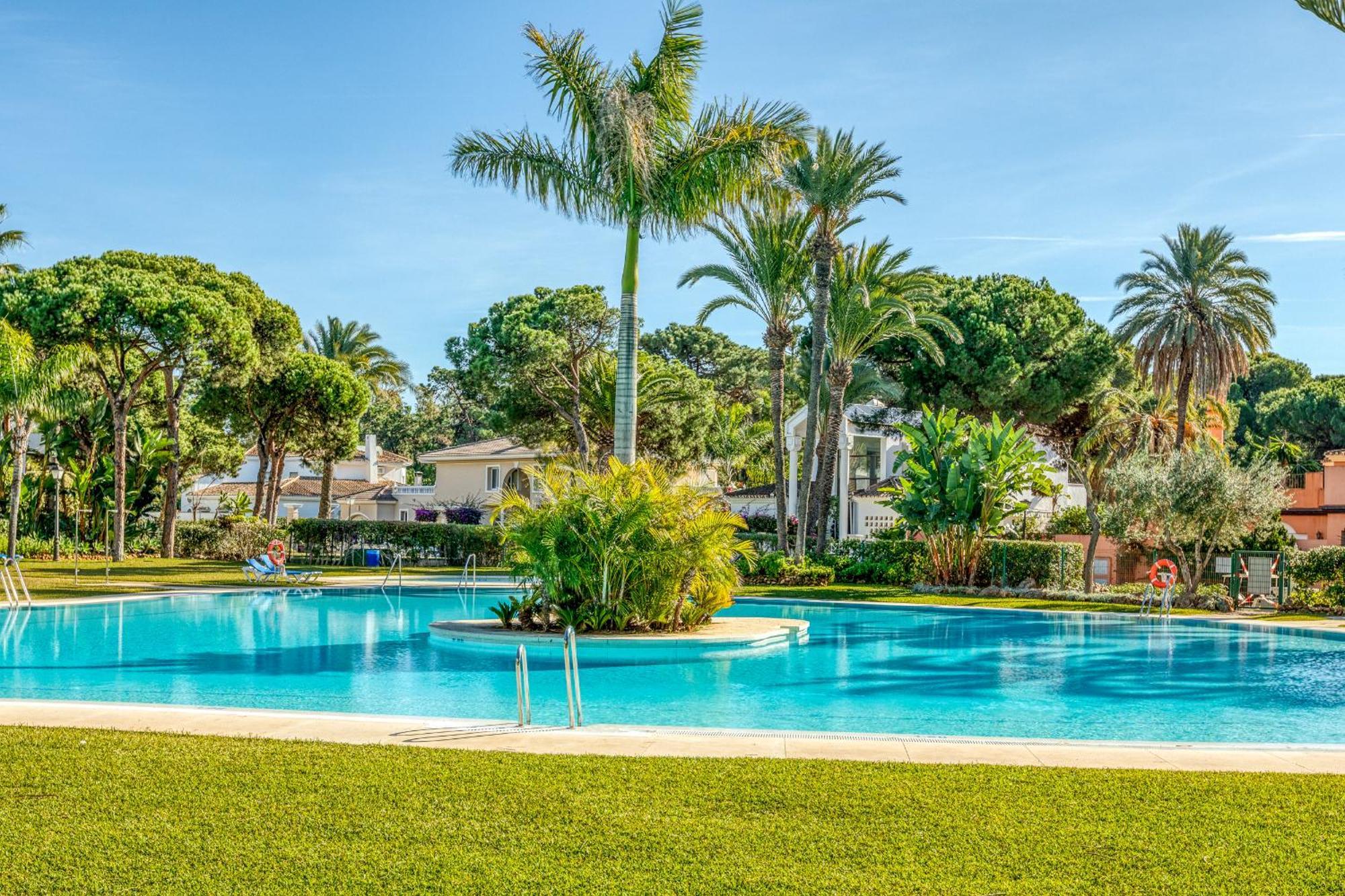 Life El Presidente Penthouse Pool View Lägenhet Estepona Exteriör bild